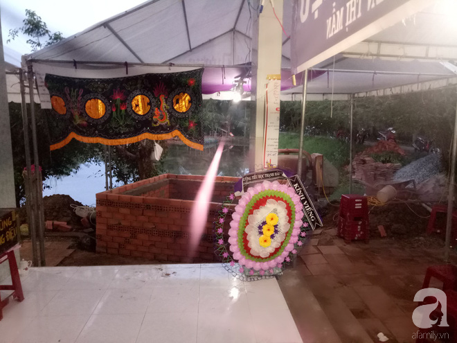 Đám tang được tổ chức tại nhà của vợ chồng thầy cô giáo.