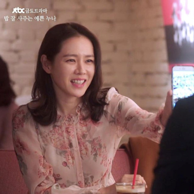 Phải nhờ đến công sức của "chị Đẹp", chiếc váy mới chính thức được các chị em săn lùng mua sắm.