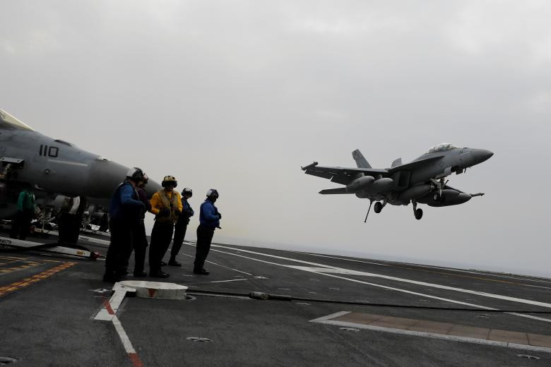 Tiêm kích F/A-18 hạ cánh trên tàu sân bay USS Harry S.Truman sau khi thực hiện xong nhiệm vụ.