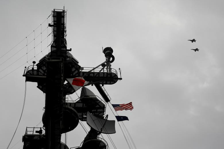 Tiêm kích F/A-18 bay qua tàu sân bay USS Harry S.Truman ngày 4/5.