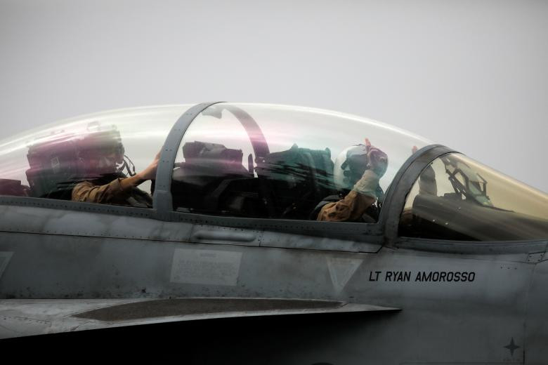Phi công trên chiếc F/A-18 của Hải quân Mỹ trước khi cất cánh từ tàu sân bay USS Harry S.Truman.