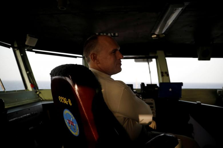 Chỉ huy của nhóm tấn công số 8, Chuẩn đô đốc Gene Black, trên tàu sân bay USS Harry S. Truman.