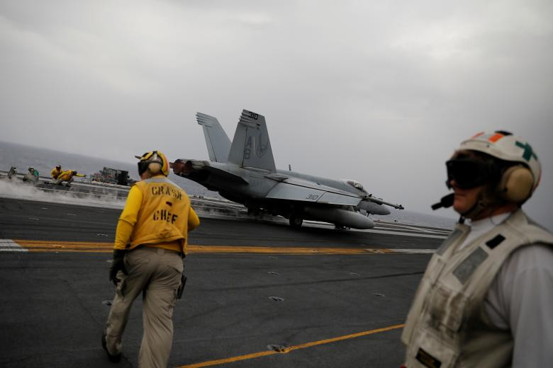 Một chiếc tiêm kích F/A-18 chuẩn bị cất cánh từ tàu sân bay USS Harry S.Truman.