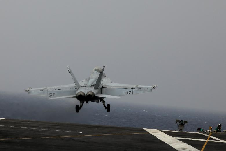 Hình ảnh tiêm kích F/A-18 cất cánh từ tàu sân bay USS Harry S.Truman để làm nhiệm vụ chống khủng bố tại Syria.