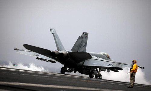 Theo hãng thông tấn Reuters, các chiến đấu cơ Hải quân Mỹ vẫn tiếp tục thực hiện chiến dịch chống IS tại Syria. Ảnh: Một tiêm kích F/A-18 cất cánh từ tàu sân bay USS Harry S. Truman phía đông biển Địa Trung Hải ngày 4/5/2018. (Nguồn ảnh: Reuters)