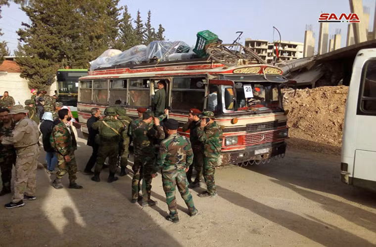 Các tay súng phiến quân này sẽ được đưa tới tỉnh Idlib và thị trấn Jarabulus theo thỏa thuận đạt được với chính phủ Damascus ngày 29/4. Thỏa thuận này cho phép hơn 6.000 tay súng phiến quân và thân nhân của họ đợc phép rời khỏi khu vực Nam Damascus. Ảnh: SF.