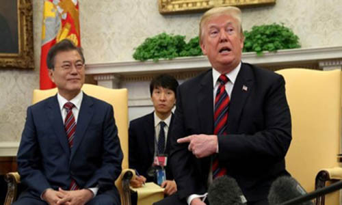 Tổng thống Hàn Quốc Moon Jae-in (trái) và Tổng thống Mỹ Donald Trump tại Nhà Trắng ngày 22/5. Ảnh: Reuters.