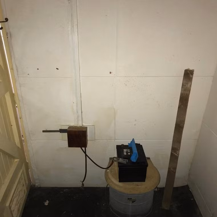 Một góc bên trong hầm trú ẩn hạt nhân bí mật dưới lòng đất của John.