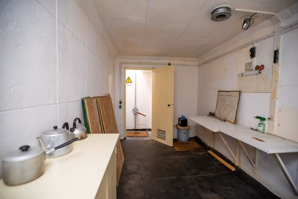 Một căn phòng khác bên trong boongke.