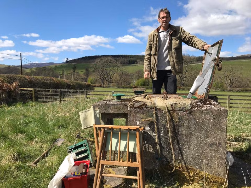 Theo The Sun, hầm trú ẩn hạt nhân nằm giữa cánh đồng rộng hơn 230 m2 ở Scotland được John Letham, một dân buôn đồ cổ 54 tuổi, mua vào năm 2003. Nhưng hiện giờ, ông đang rao bán nơi này với giá 20.000 bảng Anh.