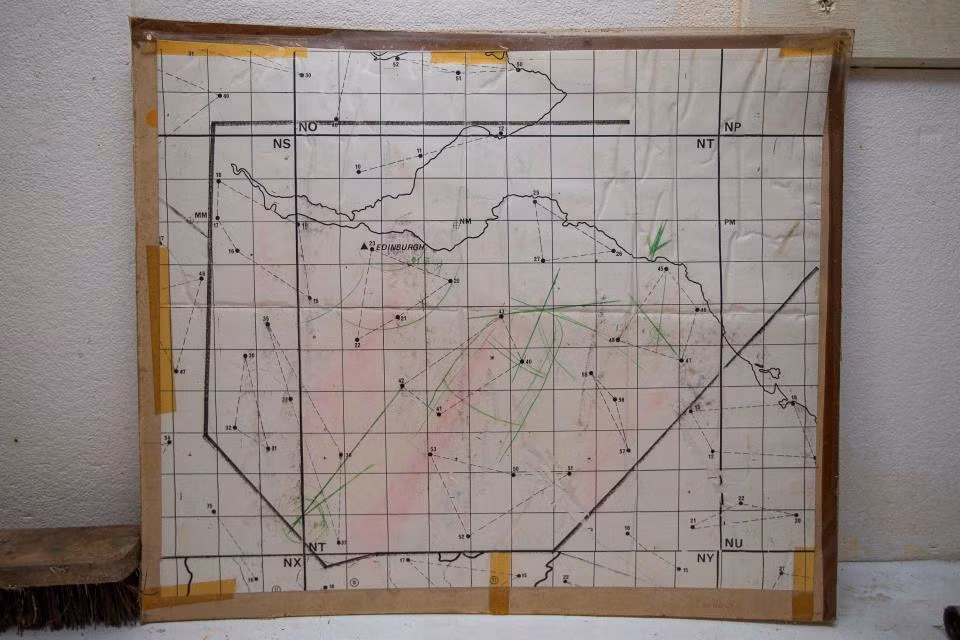 Một tấm bản đồ vẫn còn lưu trữ trong boongke tránh bom hạt nhân nằm giữa cánh đồng. Được biết, boongke này được xây dựng từ thời Chiến tranh Lạnh.