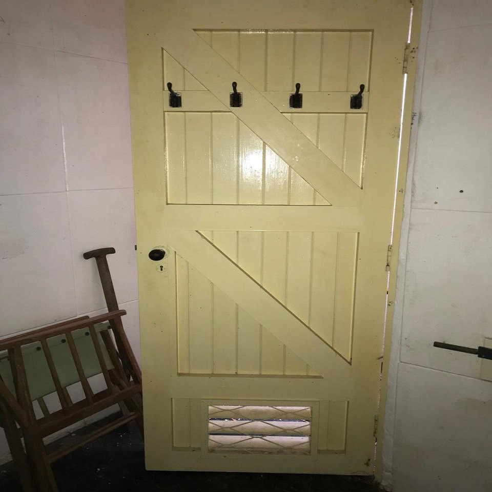 Nhà vệ sinh được ngăn cách với căn phòng chính của boongke bởi cánh cửa này.