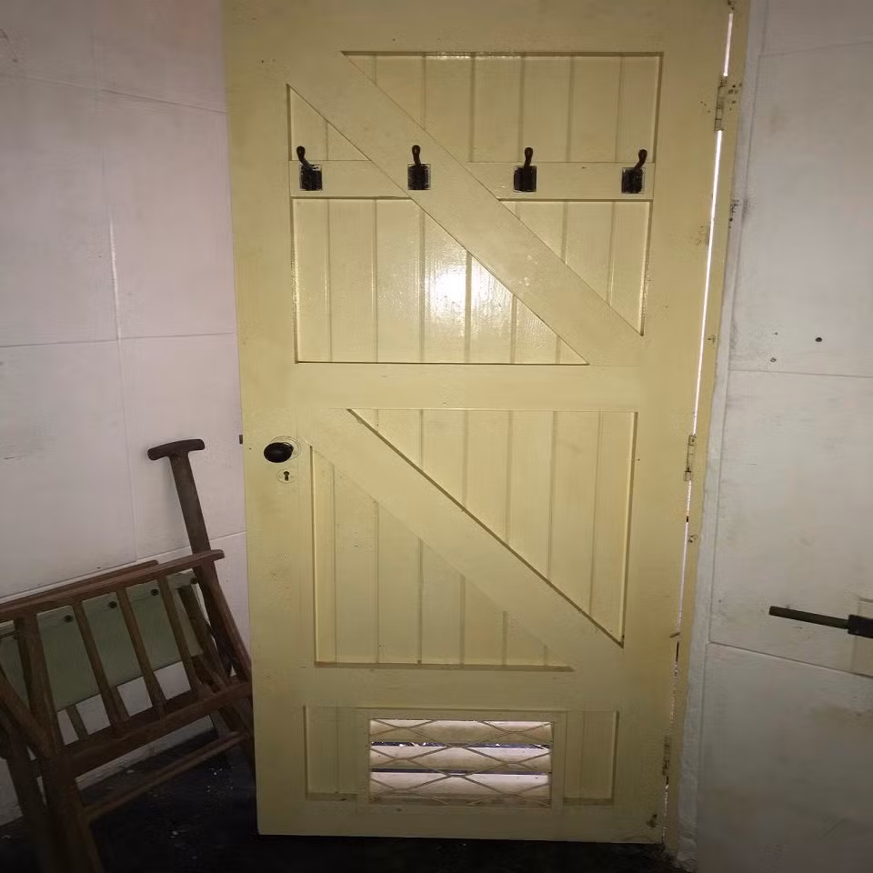 Nhà vệ sinh được ngăn cách với căn phòng chính của boongke bởi cánh cửa này.