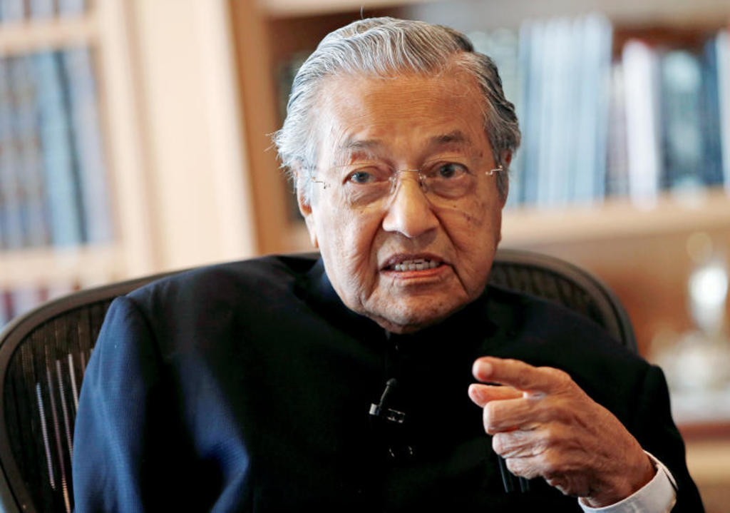 Ông Mahathir bin Mohamad trở thành vị Thủ tướng cao tuổi nhất trong lịch sử thế giới sau khi liên minh Đảng Pakatan Harapan (PH) của ông giành chiến thắng áp đảo trong cuộc tổng tuyển cử Malaysia hôm 9/5. Ảnh: Reuters.