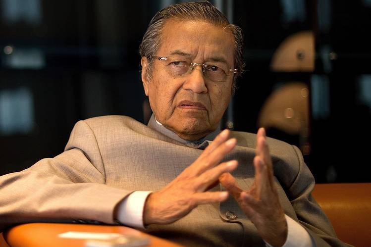 Tân Thủ tướng Malaysia Mahathir bin Mohamad sinh ngày 10/7/1925 tại Alor Setar, thủ phủ của bang Kedah, trong một gia đình có 9 anh chị em. Ông là Tiến sĩ và từng giữ cương vị Thủ tướng Malaysia trong khoảng thời gian từ năm 1981-2003. Ảnh: WSJ.