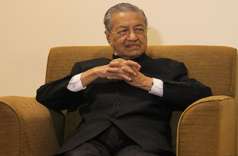 Về đời tư, ông Mahathir bin Mohamad kết hôn với bà Siti Hasmah Mohd Ali, bác sĩ và là bạn cùng đại học của ông, vào ngày 5/8/1956. Vợ chồng ông Mahathir có 5 người con, ba con trai và hai con gái. Ảnh: benarnews.org.