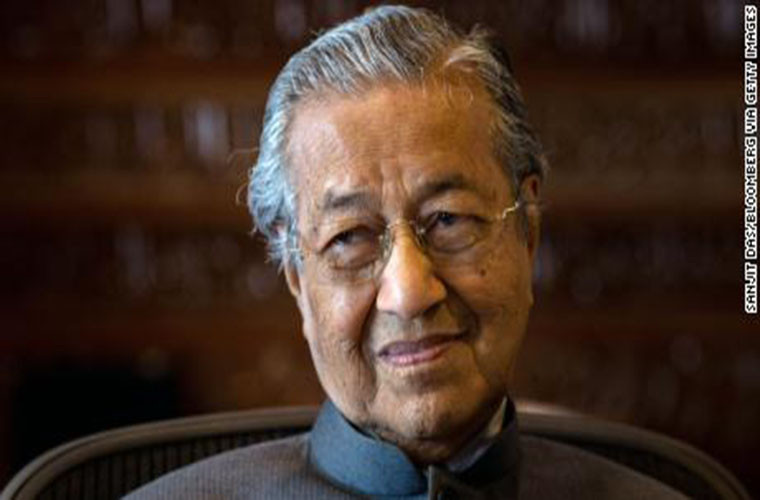 Ngày 16/7/1981, ông Mahathir bin Mohamad trở thành Thủ tướng thứ tư của Malaysia khi ông Hussein Onn nghỉ hưu. Ảnh: CNN.