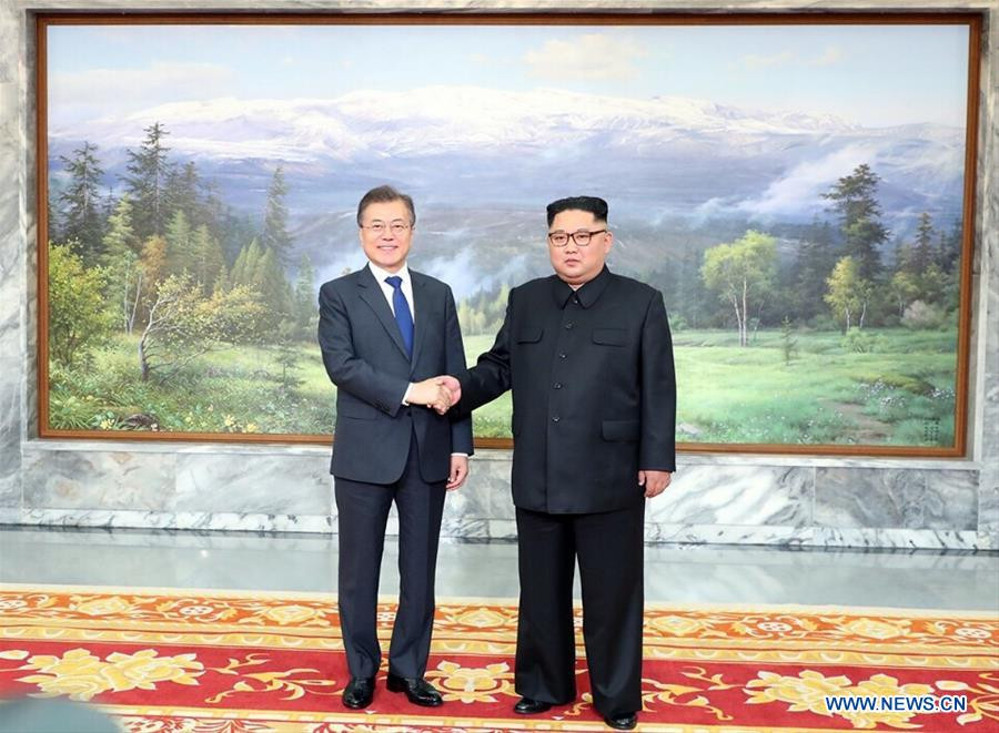 Tổng thống Hàn Quốc Moon Jae-in (trái) bắt tay nhà lãnh đạo Triều Tiên Kim Jong-un tại làng đình chiến Bàn Môn Điếm ngày 26/5. Ảnh: THX.