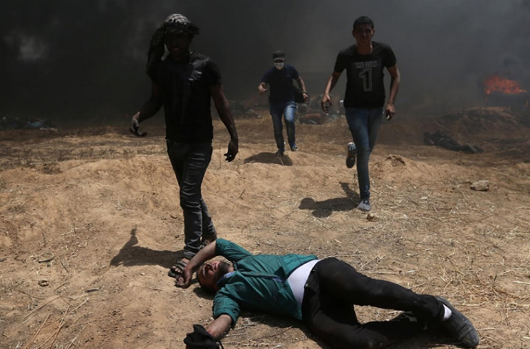 Một người biểu tình Palestine bị ngã xuống đất.