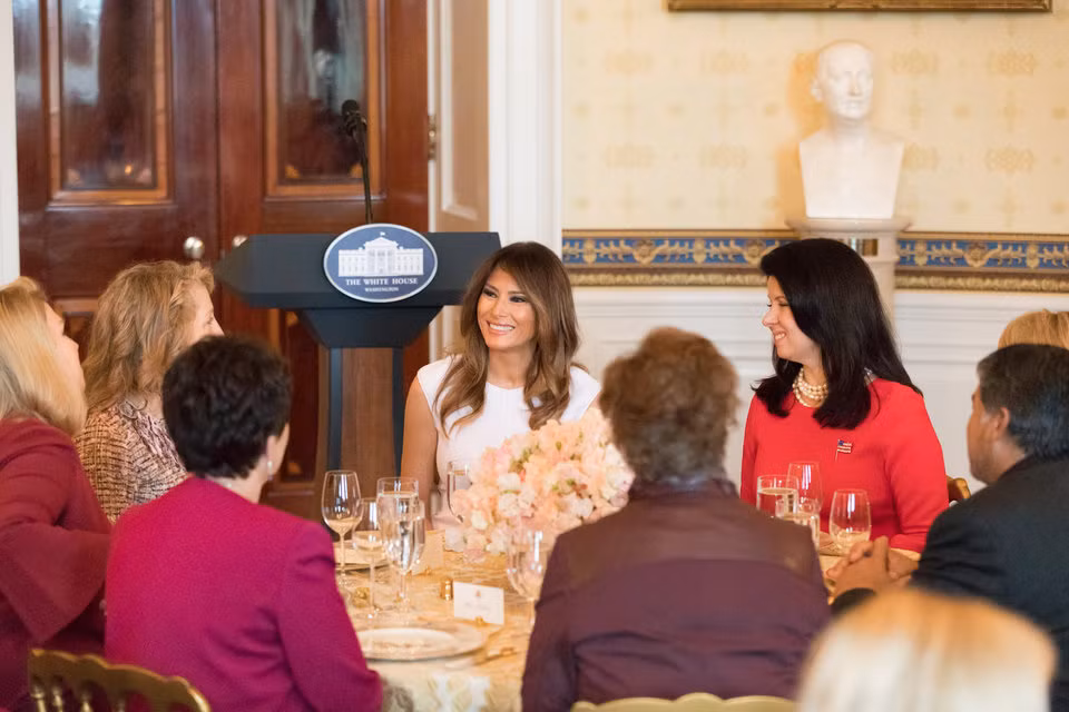 Bà Melania tuân thủ chế độ ăn uống lành mạnh, ăn trái cây mỗi ngày và bắt đầu bữa sáng bằng một cốc sinh tố hoặc yến mạch.