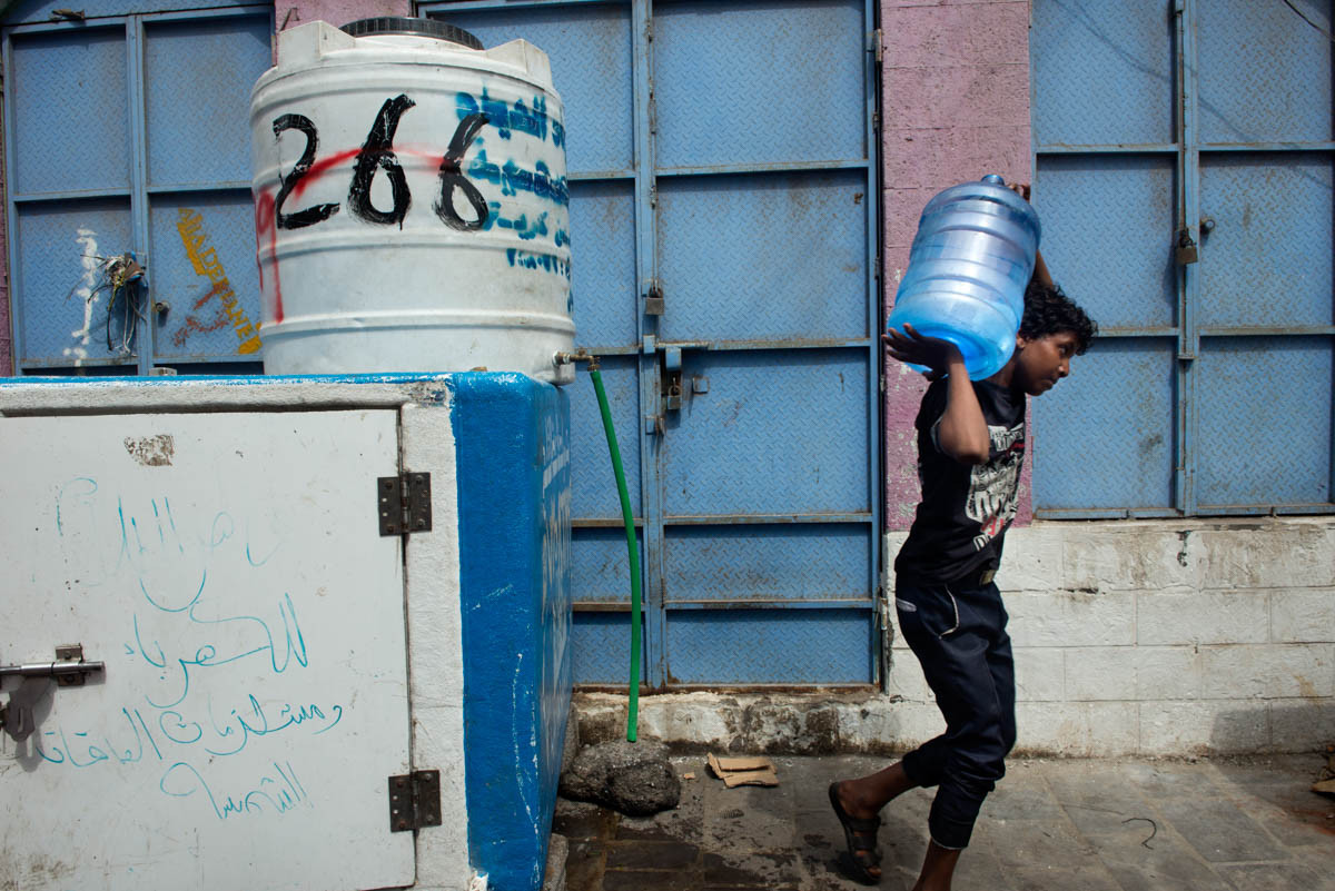 Khó khăn trong việc tiếp cận nguồn nước uống làm dịch bệnh tả bùng phát và khiến nhiều người thiệt mạng, trong đó có trẻ em.