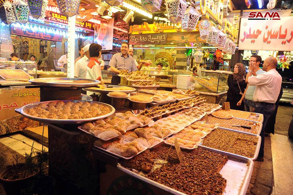 Rất nhiều loại bánh được bày bán trong tháng lễ Ramadan năm nay. Ảnh: SANA.