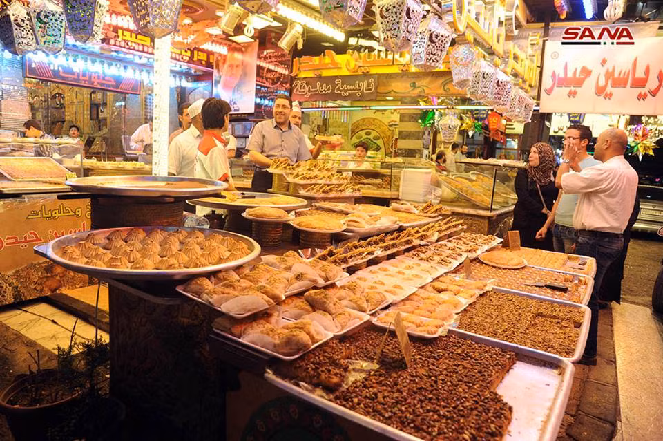 Rất nhiều loại bánh được bày bán trong tháng lễ Ramadan năm nay. Ảnh: SANA.