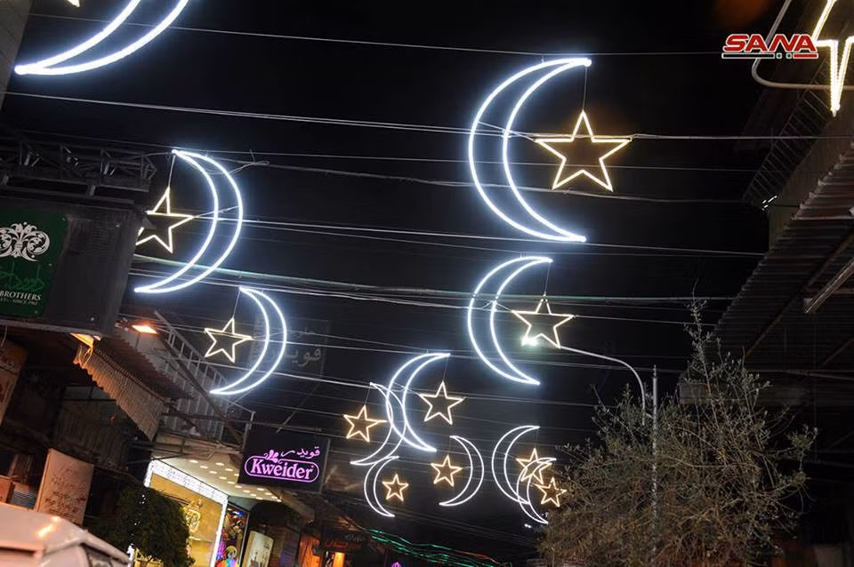 Đường phố được trang hoàng trong tháng Ramadan. Ảnh: SANA.