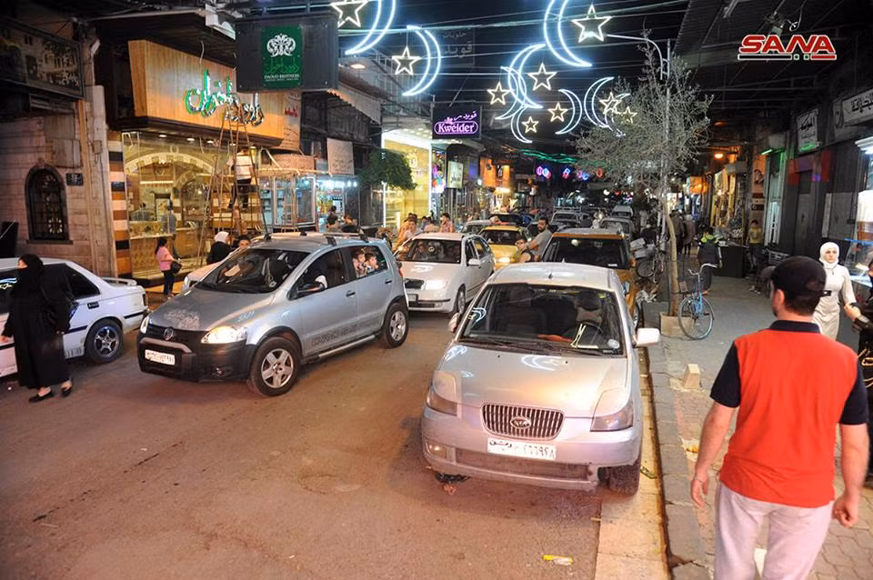 Cảnh đông đúc trên đường phố ở thủ đô Syria vào buổi tối. Ảnh: SANA.