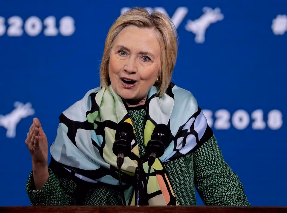 Cựu Ngoại trưởng Mỹ quàng khăn rộng khi phát biểu tại hội nghị của Đảng Dân chủ ở New York hồi tuần trước. Ảnh: AP.