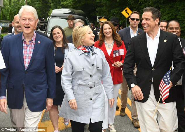 Theo Daily Mail, cựu Ngoại trưởng Mỹ Hillary cười tươi khi cùng chồng, cựu Tổng thống Bill Clinton, và Thống đốc Andrew Cuôm tham gia vào buổi lễ diễu hành trong Ngày Tưởng niệm hôm Thứ Hai vừa qua tại Chappaqua, New York. Họ bắt tay và trò chuyện với người dân bên đường. Ảnh: Twitter.