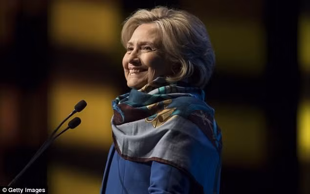 Xuất hiện tại Australia và New Zealand trong tháng này, bà Clinton quàng một chiếc khăn dài che vai và phần lưng phía trên. Ảnh: Getty.