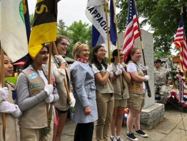 Điều này khiến nhiều người hoài nghi cựu Đệ nhất phu nhân Mỹ có thể đang phải đeo đai kéo giãn cột sống và bà đang gặp vấn đề về sức khỏe. Ảnh: Twitter.