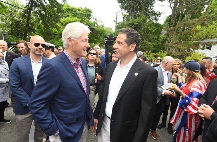 Cựu Tổng thống Bill Clinton trao đổi với Thống đốc Andrew khi tham gia buổi diễu hành. Ảnh: The Sun.