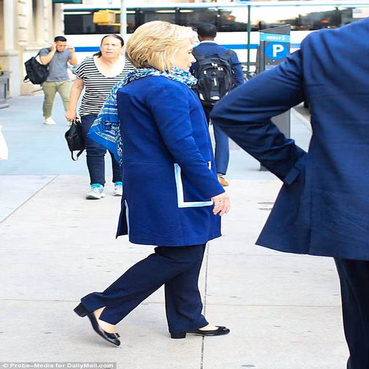 Nghi vấn bà Clinton phải đeo đai kéo giãn cột sống xuất hiện vào đầu tháng này khi cựu Ngoại trưởng Mỹ rời khỏi nhà con gái Chelsea ở New York. Ảnh: DM.