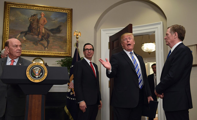 Tổng thống Trump cùng bộ sậu quan chức phụ trách thương mại cấp cao. Ảnh: AP.
