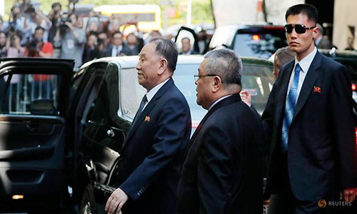 Phái viên Triều Tiên Kim Yong Chol đến một khách sạn ở Manhattan, New York. Ảnh: Reuters.