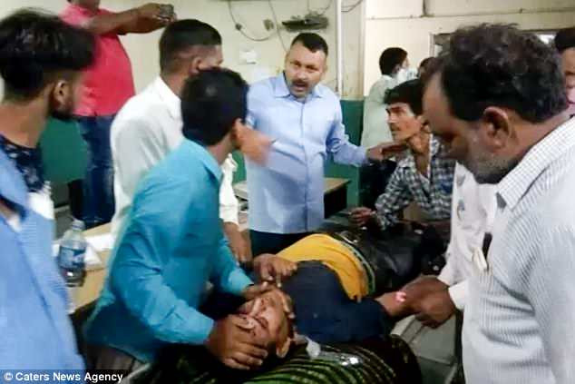 Hàng trăm người bị thương đã được đưa tới các bệnh viện điều trị. Ảnh: DM.