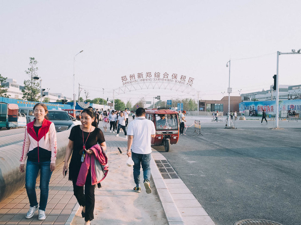 Vào khoảng 5 giờ chiều, công nhân trở về nhà khi ca ngày kết thúc. Đường phố trở nên đông đúc với người, ô tô, xe máy và xe buýt,...