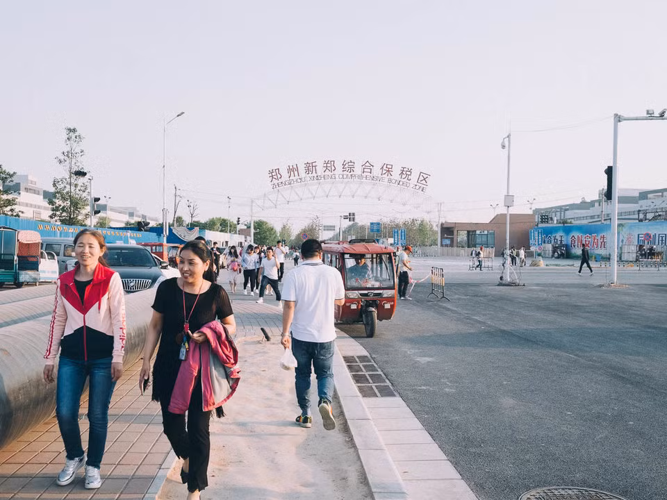 Vào khoảng 5 giờ chiều, công nhân trở về nhà khi ca ngày kết thúc. Đường phố trở nên đông đúc với người, ô tô, xe máy và xe buýt,...