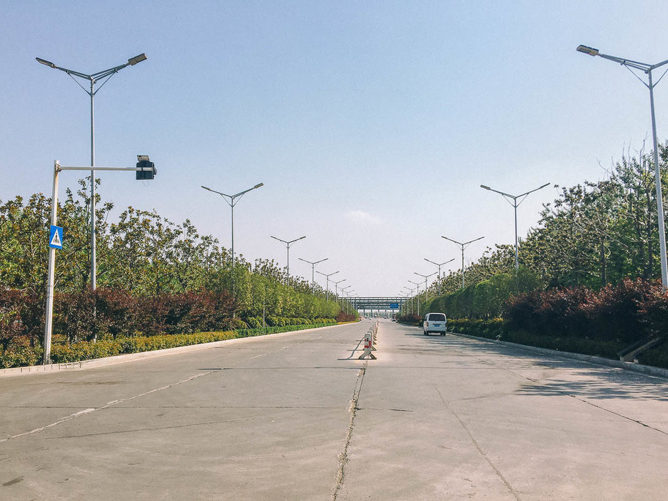 Khu tổ hợp nhà máy Foxconn có làn đường rộng rãi thuận tiện cho xe buýt đưa đón công nhân hoặc xe tải chở hàng.