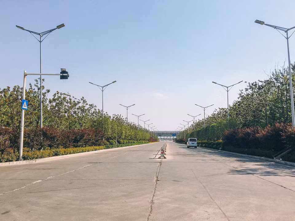 Khu tổ hợp nhà máy Foxconn có làn đường rộng rãi thuận tiện cho xe buýt đưa đón công nhân hoặc xe tải chở hàng.