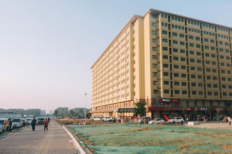 Khu ký túc xá cho công nhân gồm ít nhất 12 tòa chung cư cao 10 đến 12 tầng,...