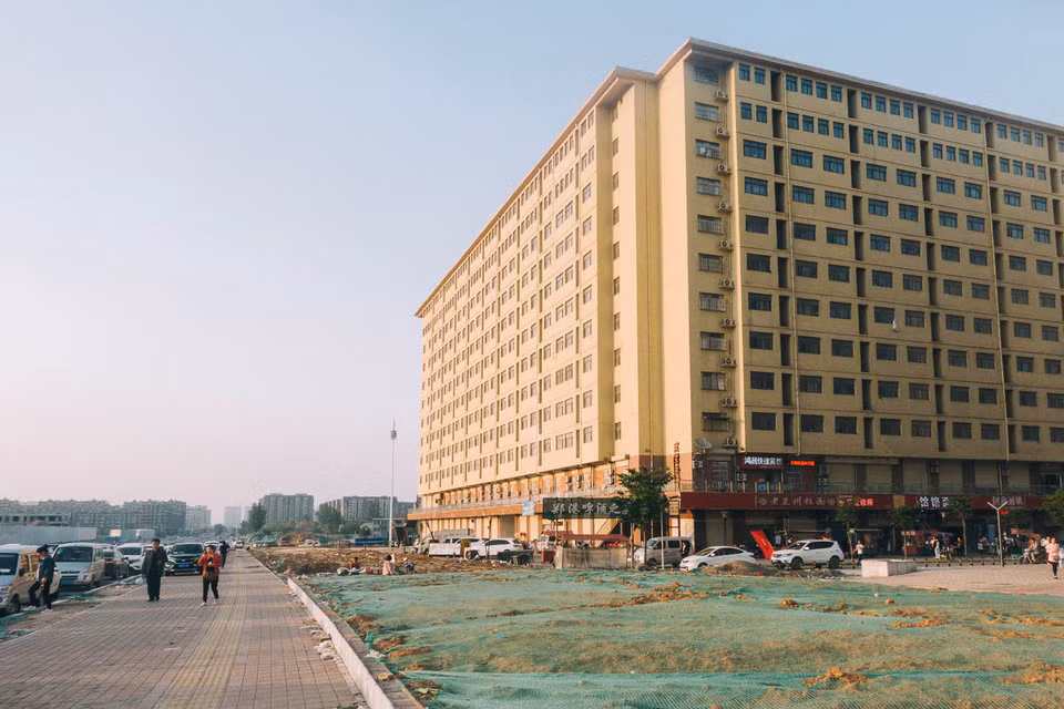 Khu ký túc xá cho công nhân gồm ít nhất 12 tòa chung cư cao 10 đến 12 tầng,...