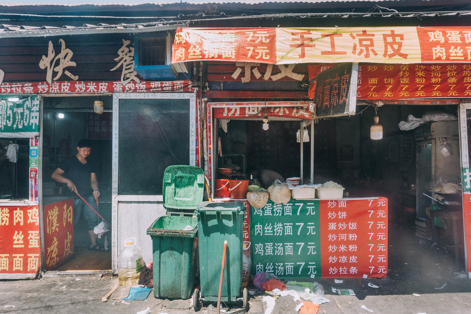 Các hàng quán phục vụ đồ ăn cho các công nhân nhà máy. “Chúng tôi thường phải thức khuya dậy sớm để có thể bán hàng cả ngày và cho những công nhân làm ca đêm”, Liu, một chủ cửa hàng, chia sẻ.