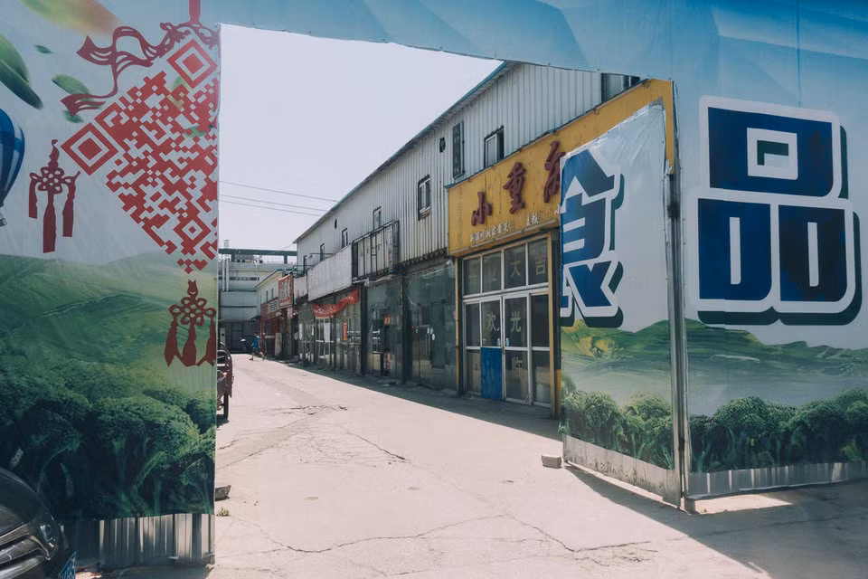 Bên ngoài cổng vào nhà máy iPhone ở Trịnh Châu có nhiều cửa hàng ăn phục vụ các công nhân nếu họ không muốn ăn ở căng tin trong nhà máy.