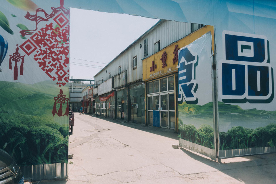 Bên ngoài cổng vào nhà máy iPhone ở Trịnh Châu có nhiều cửa hàng ăn phục vụ các công nhân nếu họ không muốn ăn ở căng tin trong nhà máy.