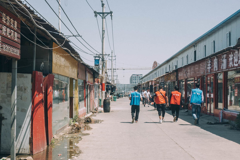 Công nhân Foxconn chia sẻ với Business Insider rằng mức lương khởi điểm của họ từ khoảng 1.900 nhân dân tệ (300 USD)/tháng.