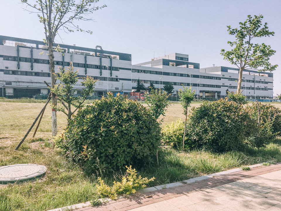 Khu tổ hợp nhà máy iPhone Foxconn được xây dựng vào năm 2010, bao gồm hàng chục tòa nhà, có nhiều cây xanh và nhân viên an ninh canh gác.