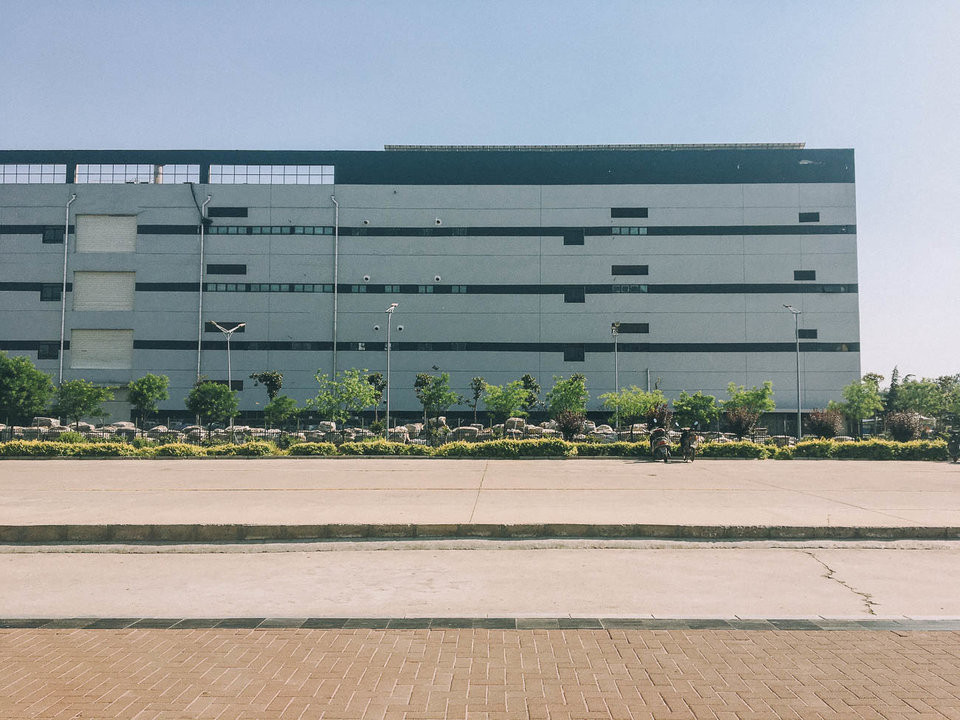 Chính quyền địa phương thậm chí còn hỗ trợ việc tuyển dụng, đào tạo và cung cấp chỗ ở cho công nhân làm việc trong nhà máy này vào thời kỳ cao điểm.